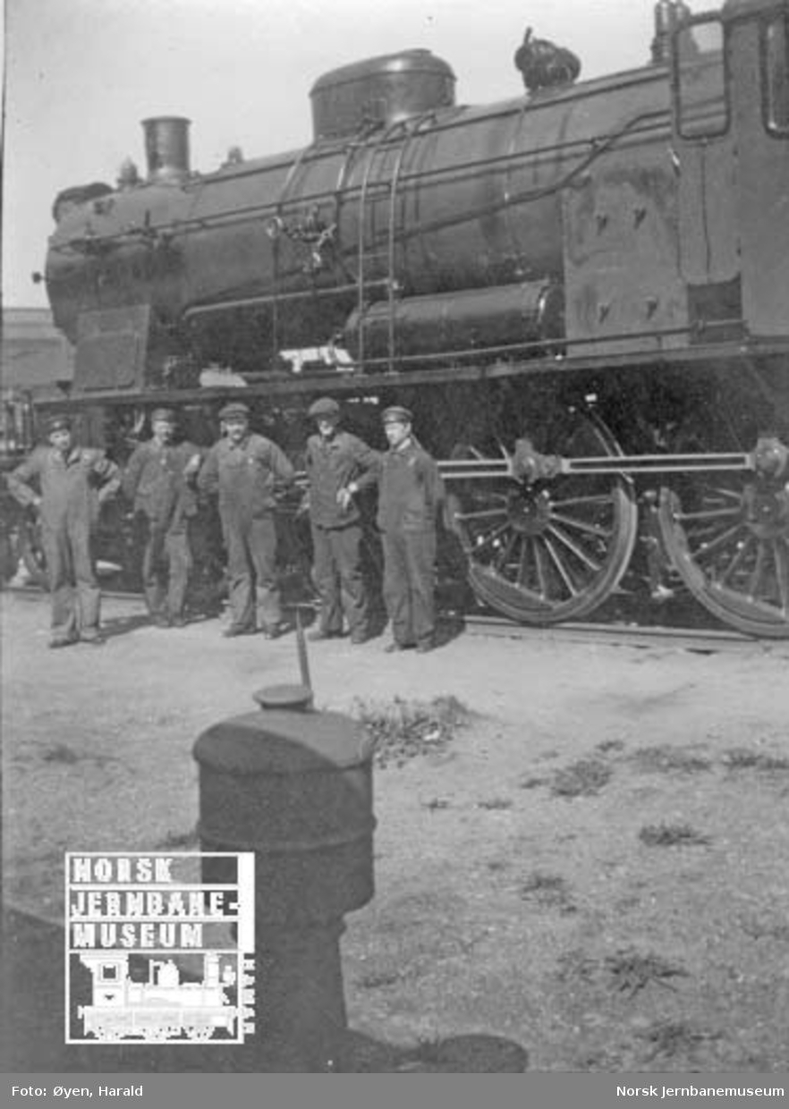 Verkstedpersonale poserer på og foran damplokomotiv type 30b nr. 364, trolig etter revisjon på Verkstedet Marienborg