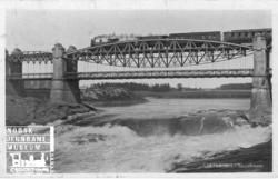 Brua over Sarpsfossen med passerende persontog