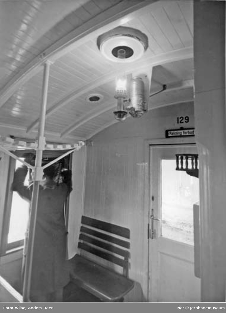 Interiørbilde fra personvogn litra Co4a nr. 129, med parafinlamper