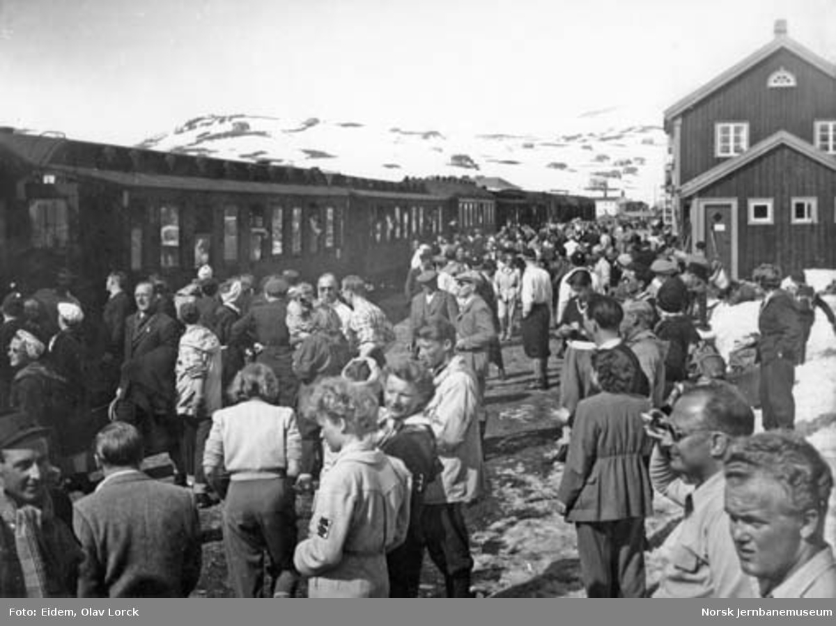 Påsketrafikk 1949 : persontog og reisende på Ustaoset stasjon