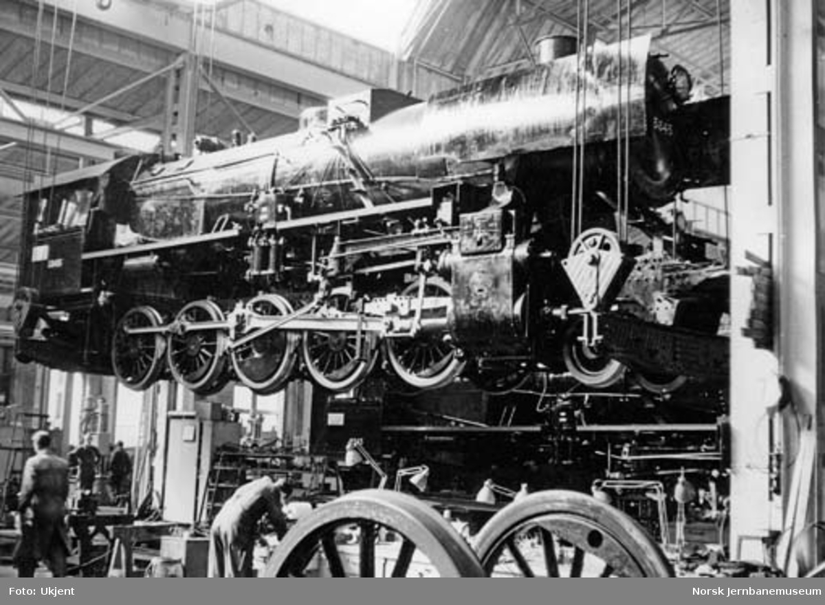 Damplokomotiv type 63a nr. 5845 i kran i verksted