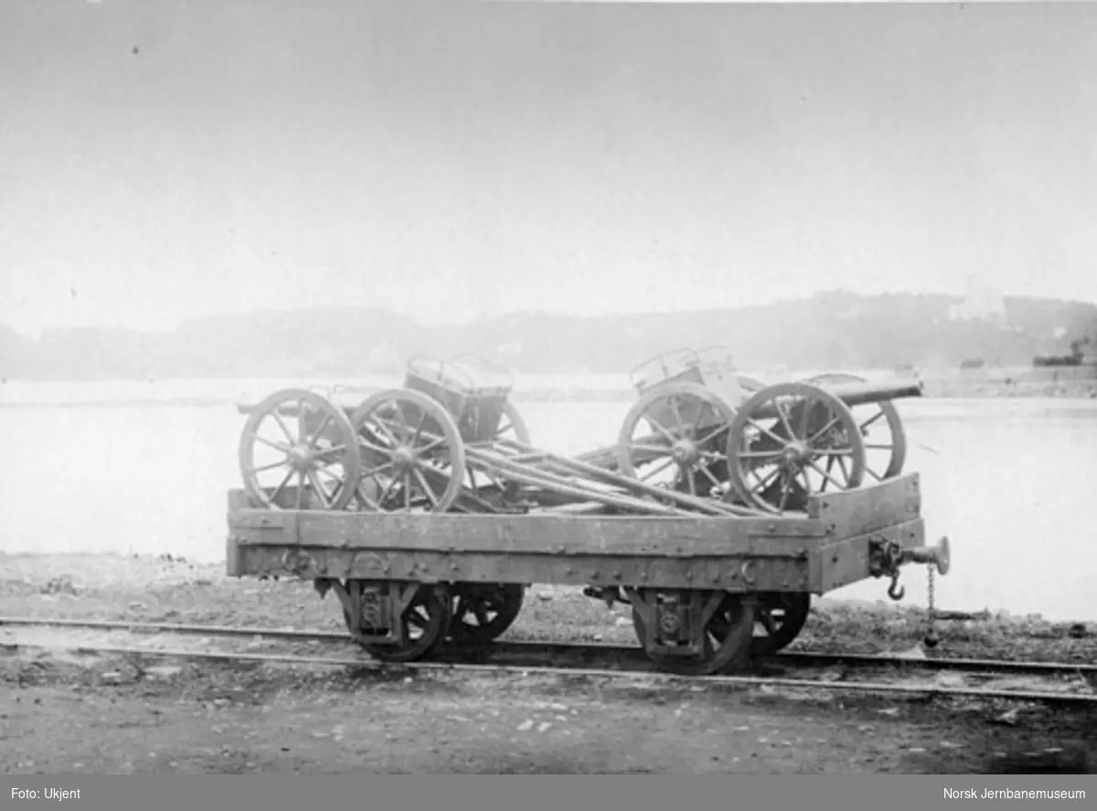 Militært materiell lastet på Randsfjordbanens godsvogn litra K nr. 247