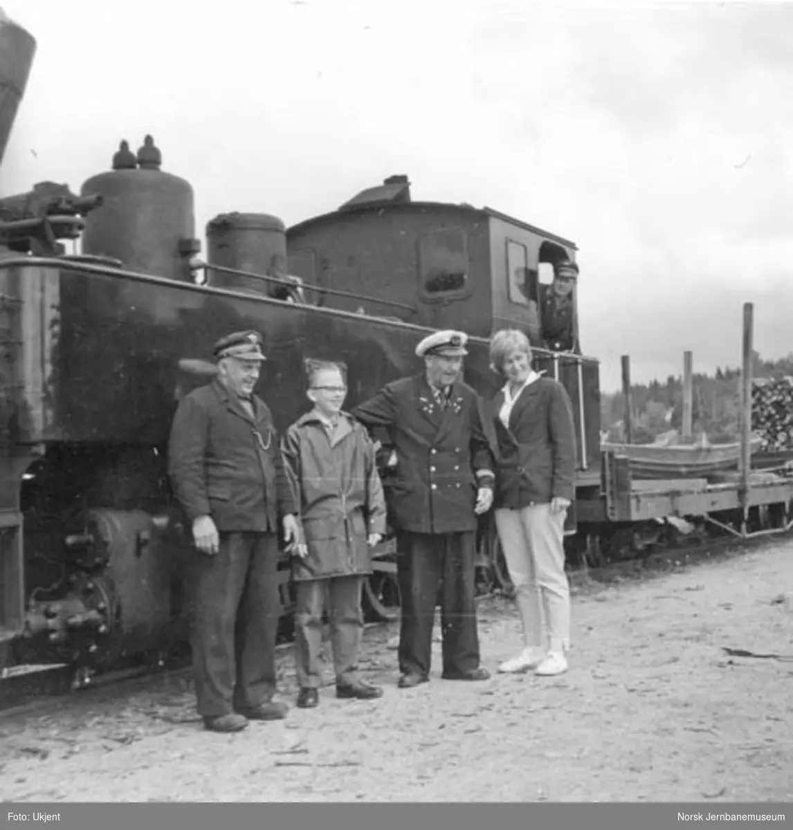 Lokomotivføreren på Aurskog-Hølandbanens damplokomotiv nr. 7 "Prydz" og skipperen på "Turisten" sammen med besøkende på Bjørkelangen stasjon