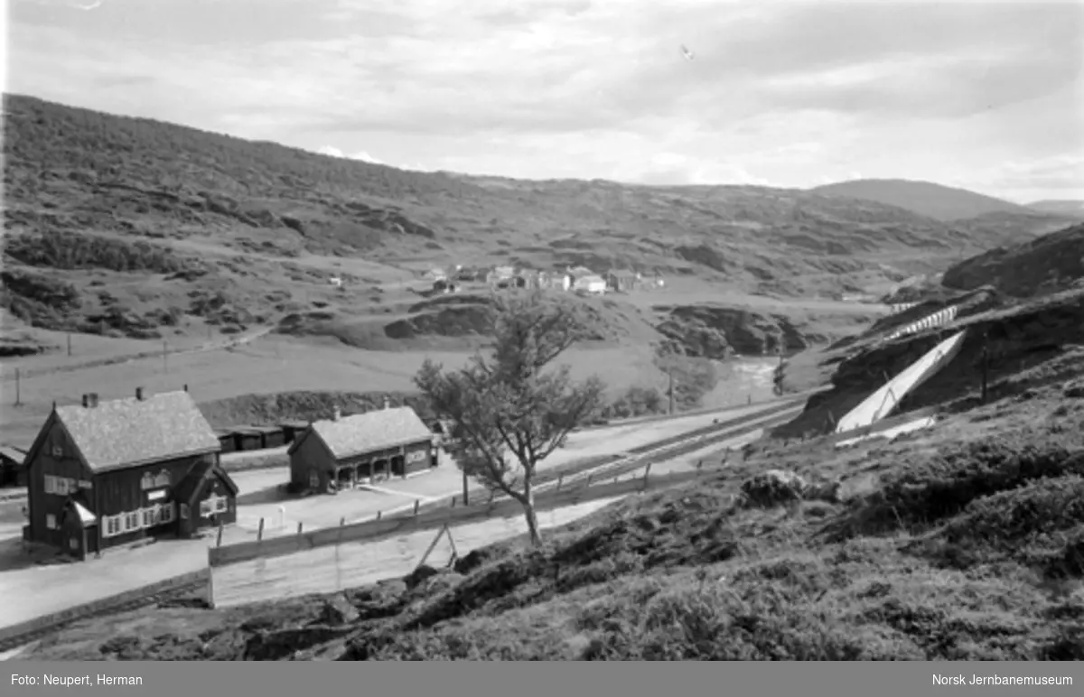 Oversiktsbilde med Kongsvoll stasjon og fjellstua i bakgrunnen