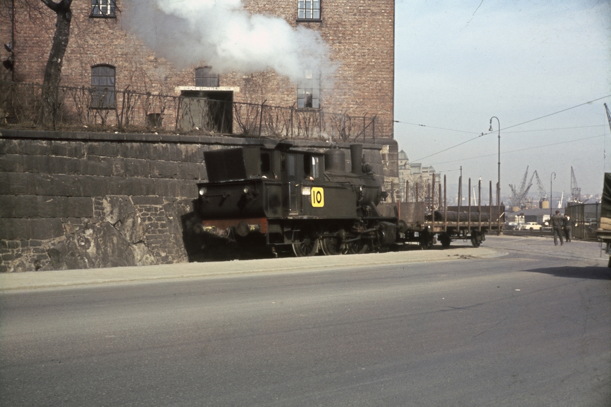 Damplokomotiv type 23b med godsvogn ved Vippetangen på Havnebanen i Oslo.