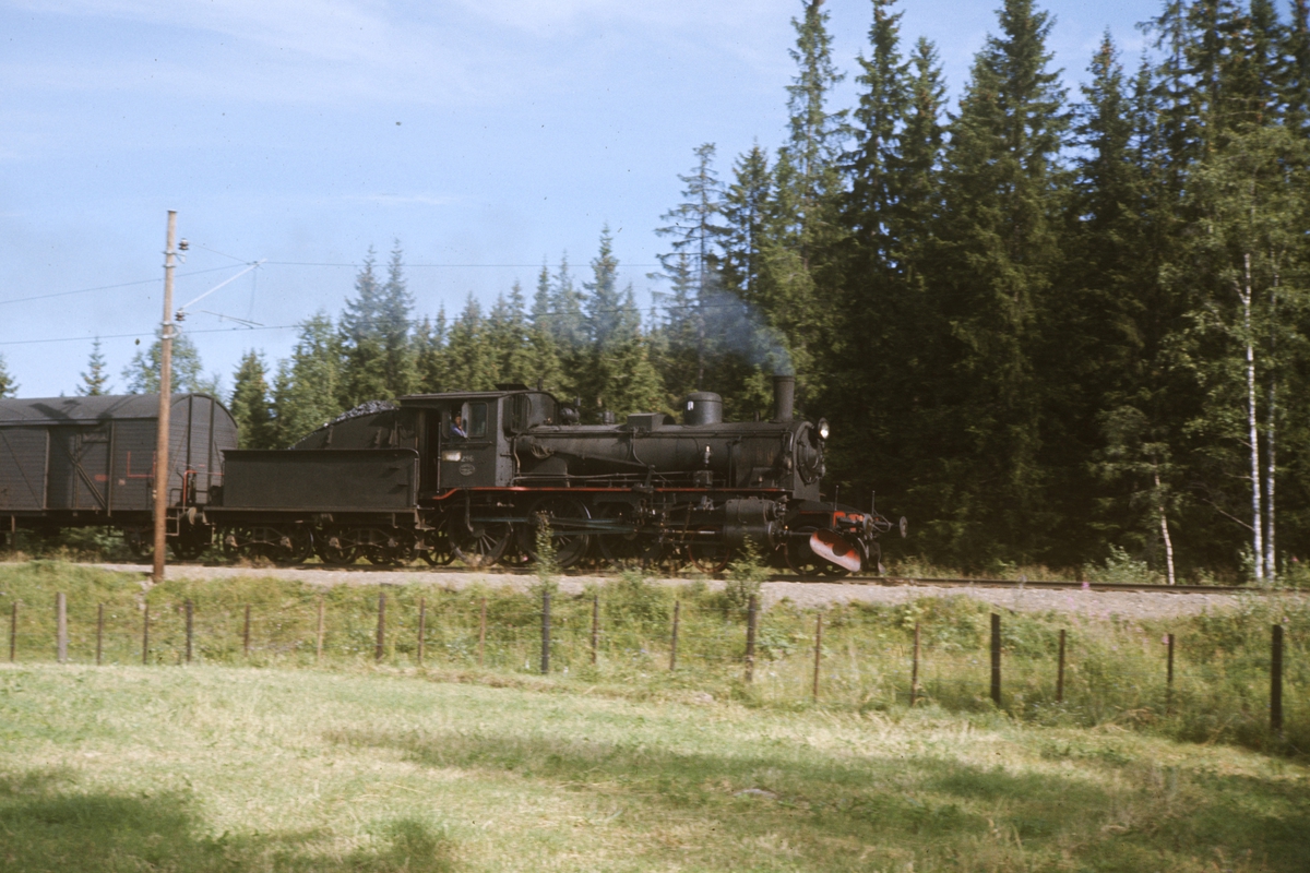 Damplokomotiv type 27a nr. 296 med godstog fra Skreia underveis mellom Reinsvoll og Eina.