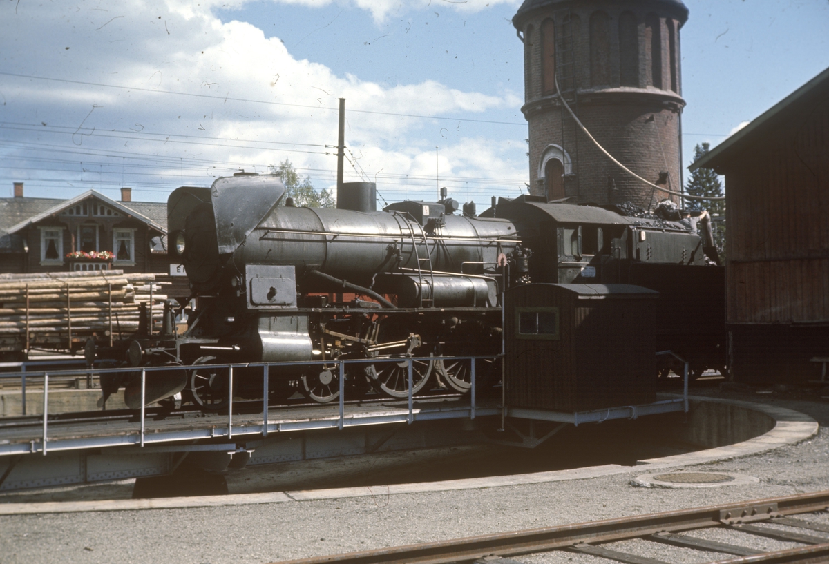 Damplokomotiv type 30b nr. ved vanntårnet på Eina stasjon