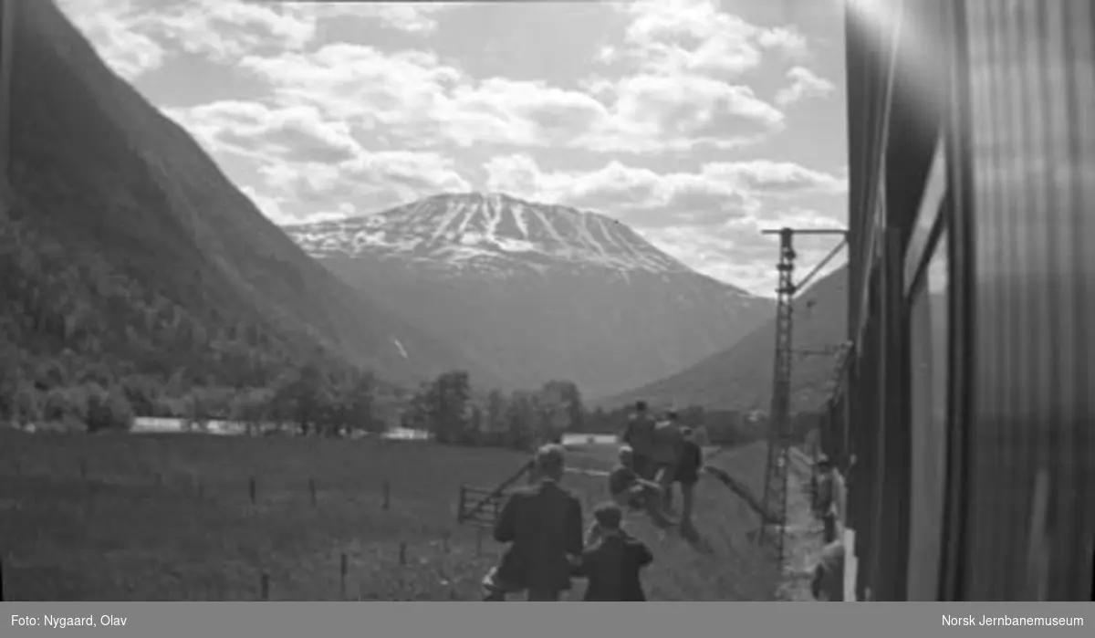 Utsiktsstopp på Rjukanbanen : utsikten mot Gaustatoppen