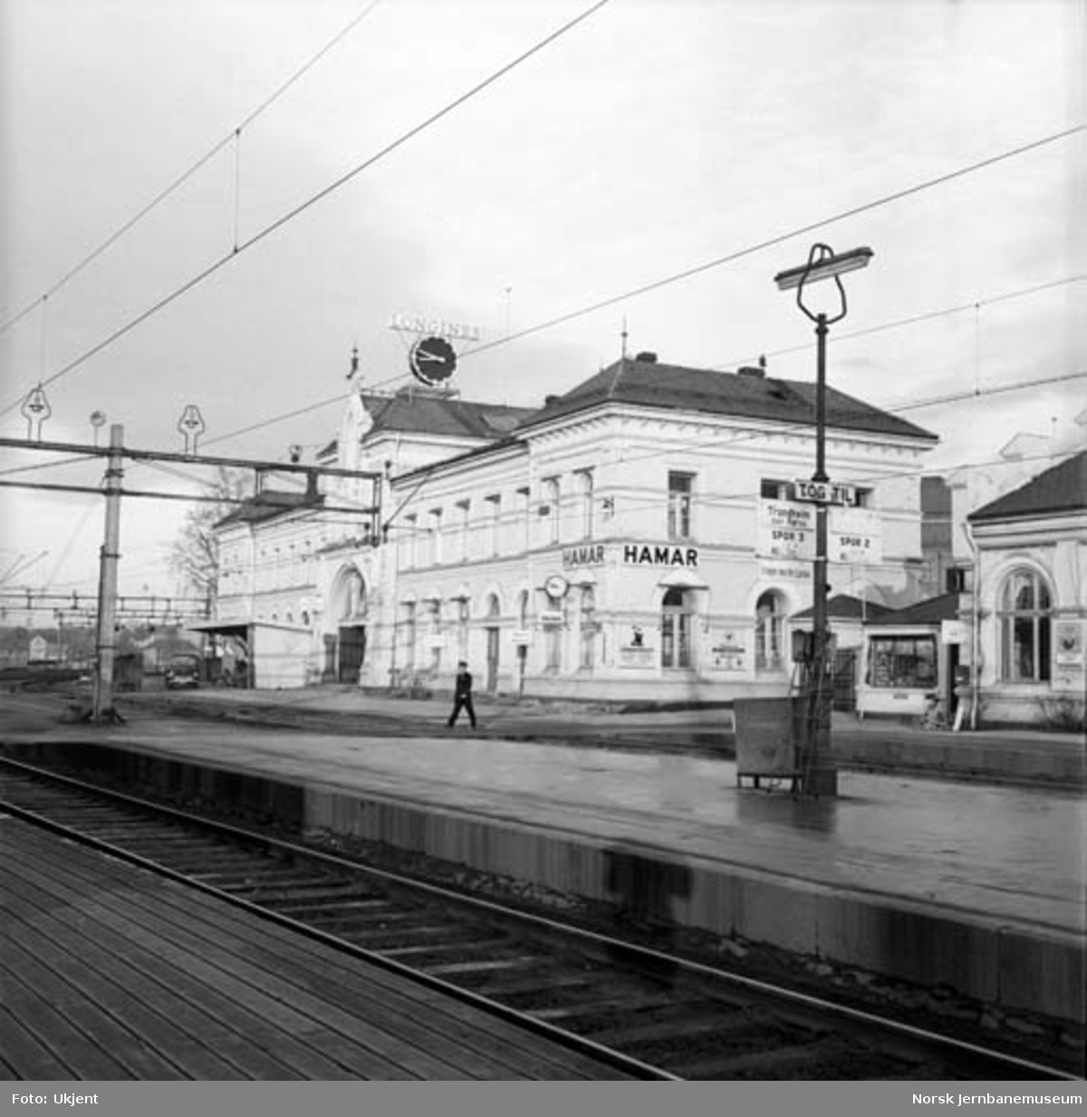 Hamar stasjon med stasjonsbygningen