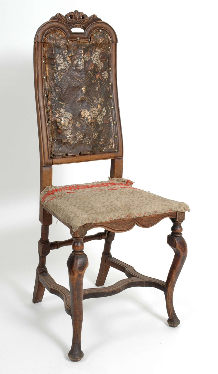 Senbarokk stol med gyldenlærtrekk i rygg og sekundært setetrekk i brodert ullvev