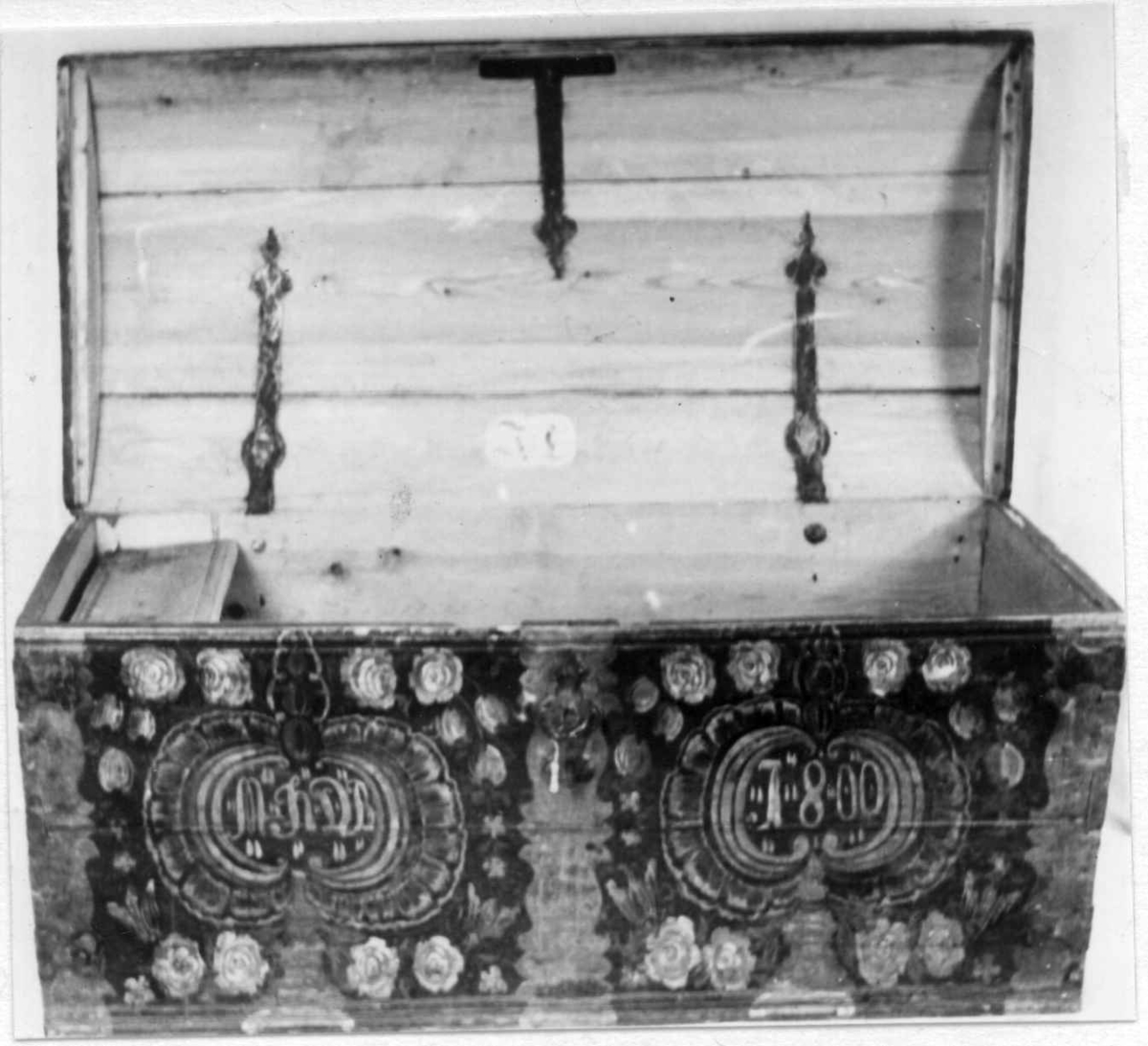 Kiste med buet lokk. Rosemalt lokk og tre sider.