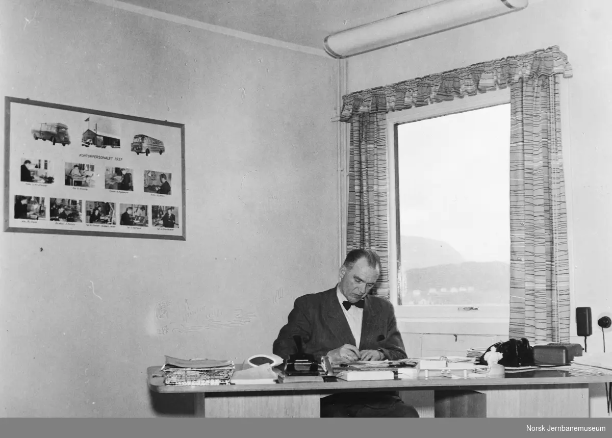 NSB Ålesundrutens driftsbestyrer Birger M. Lund ved sitt skrivebord