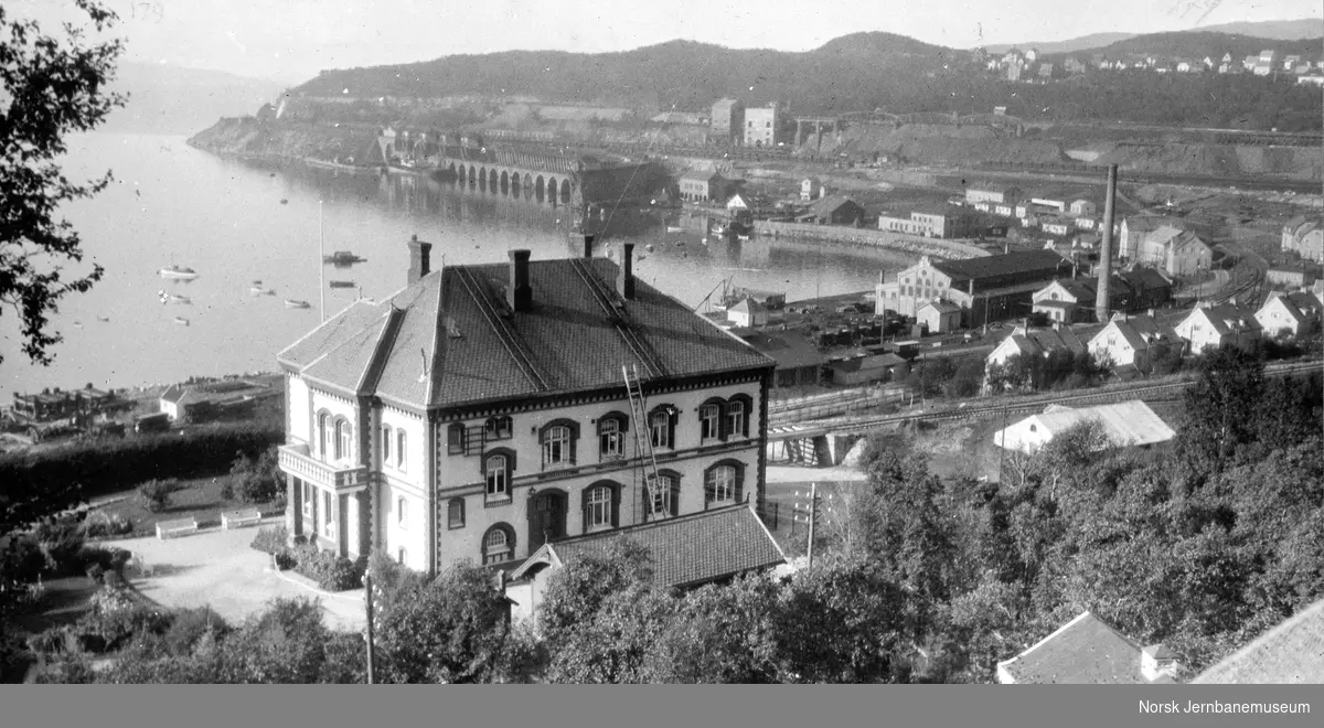 Jernbanens administrasjonsbygning i Narvik med utsikt mot LKAB-anleggene