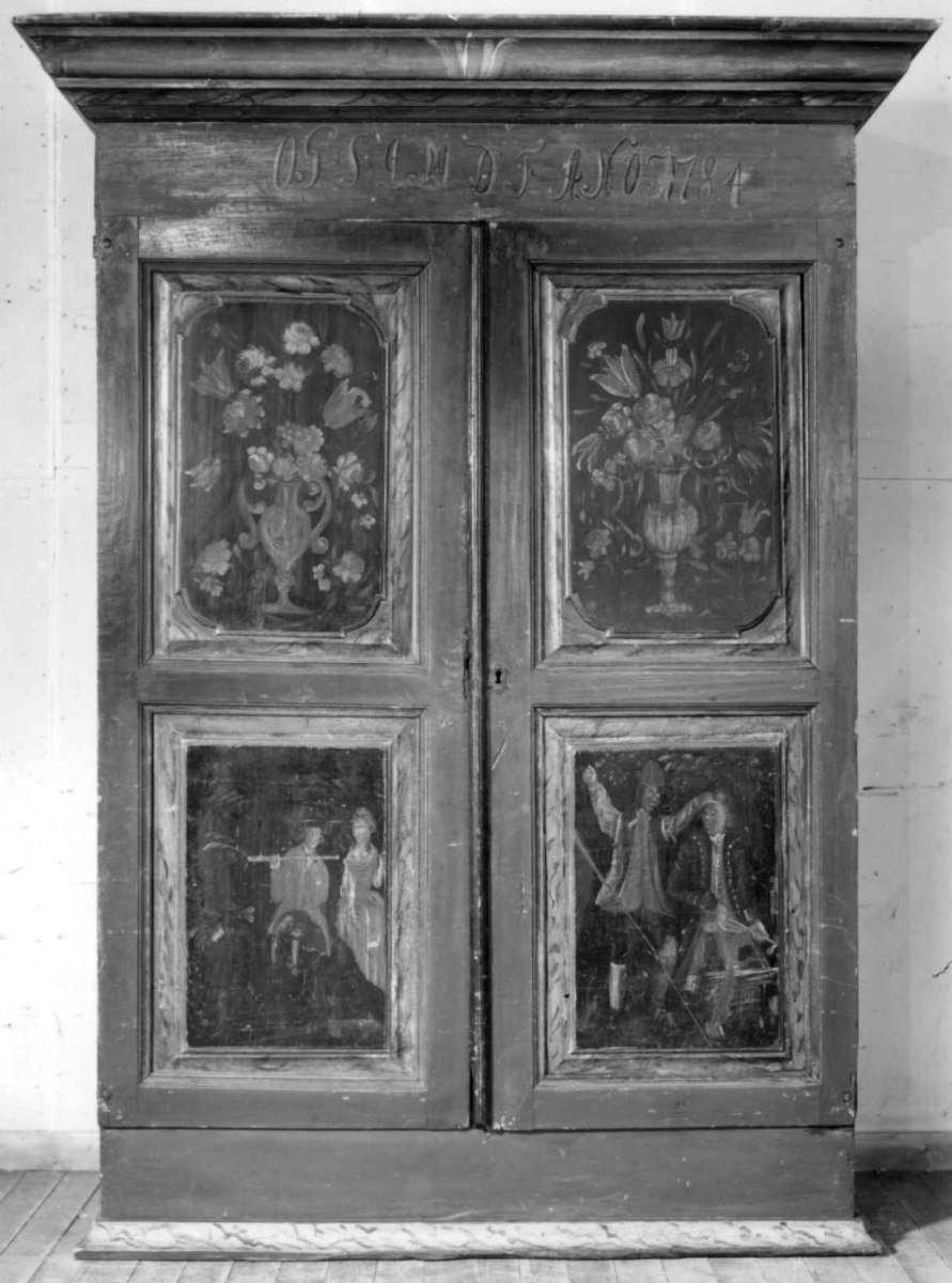 Skap med dobbeltdør. Malte motiver, blomster og figurer. 