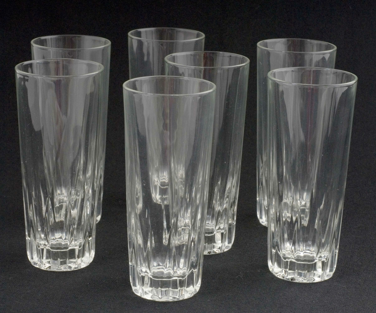 Seks klare glass med fasettert mønster i nederkant. Sannsynligvis pjolterglass. 