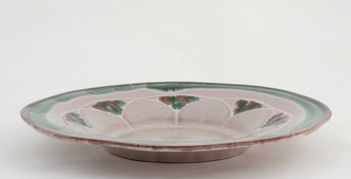 Rundt keramikkfat med grønn og gammelrosa glasur. 