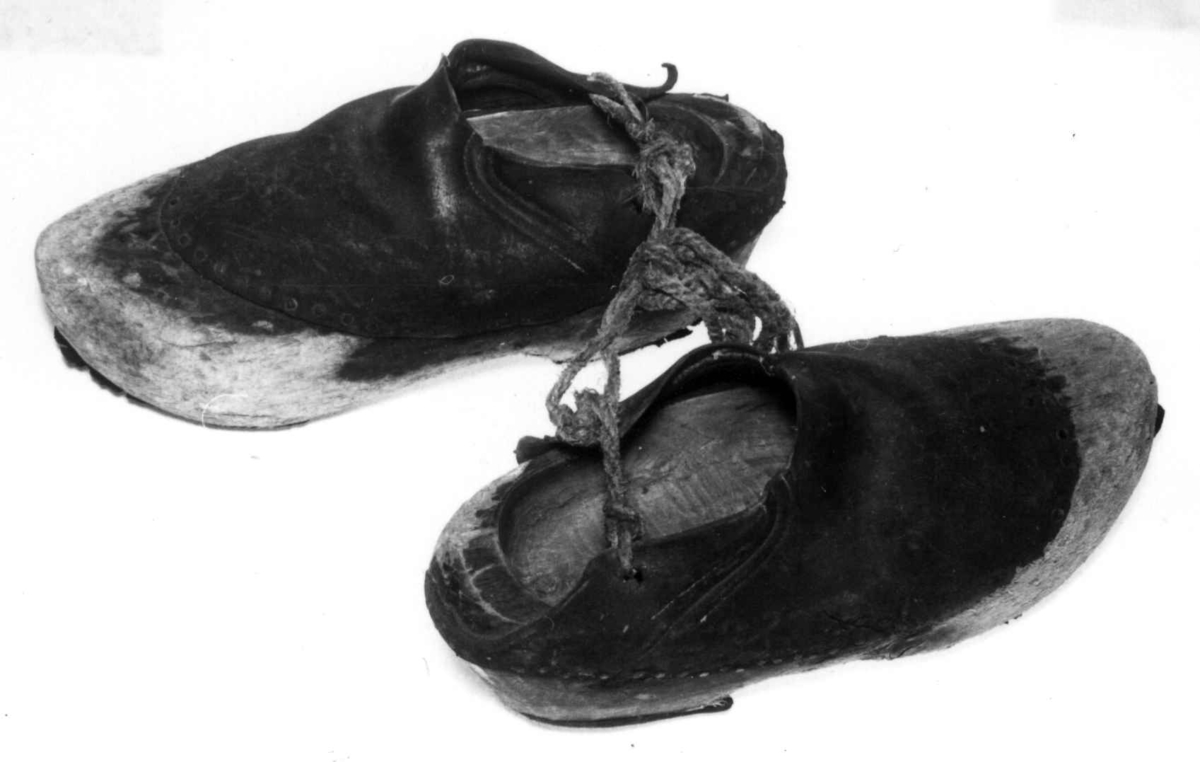 Treskoene med pigger ble brukt utenpå lærstøvlene og var spesialsko til bruk ved skjæring av is.