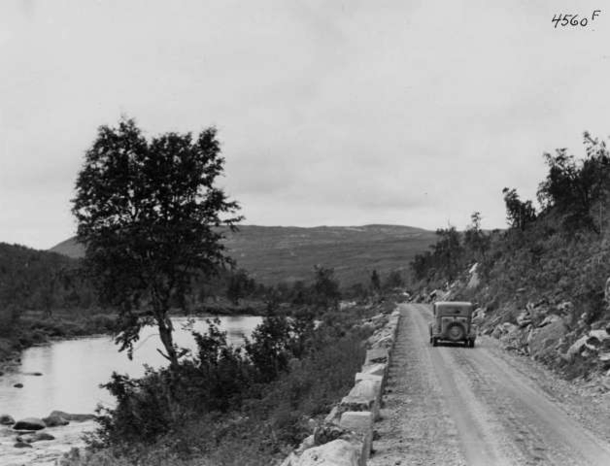 Veiparti med bil ved Namsen, Namdalen, Nord-Trøndelag, 1936. Fra protokoll:" Trøndelag Vei langs Namsenelven 1936"