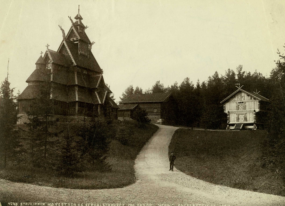 Fra Kong Oscar II`s samlinger, nå Norsk Folkemuseum, ca. 1904. Stavkirke fra Gol, stue fra gården Hove, Heddal og loft fra gården S. Berdal, Vinje.