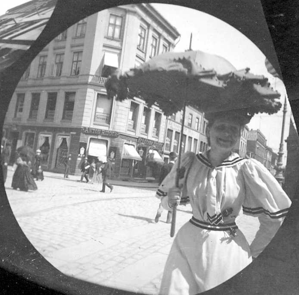 Frk. Johanne Nissen, senere fru Scheel, med parasoll i gatekryss, ant. Karl Johans gate, Oslo.