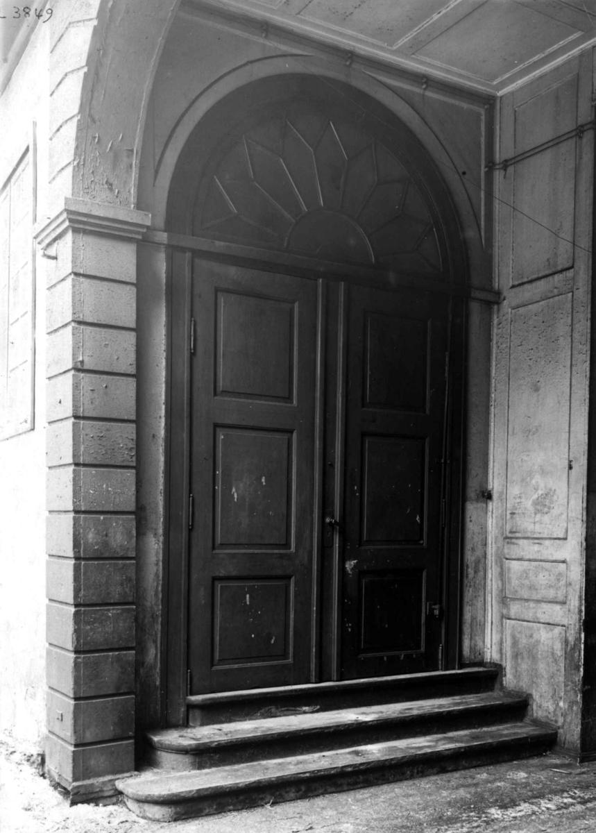 Dronningens gate 15, Oslo. Det gamle Kirkedepartement. Inngangsparti, dør.