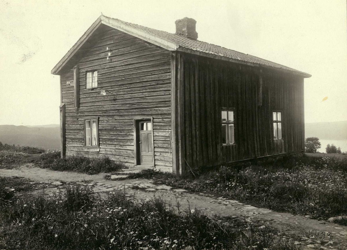 Huset er antakelig fra 1805 fra Øvre Svendby i Feiring i Eidsvoll i Akershus. Gammelt våningshus i tømmer med utsikt mot Mjøsa.