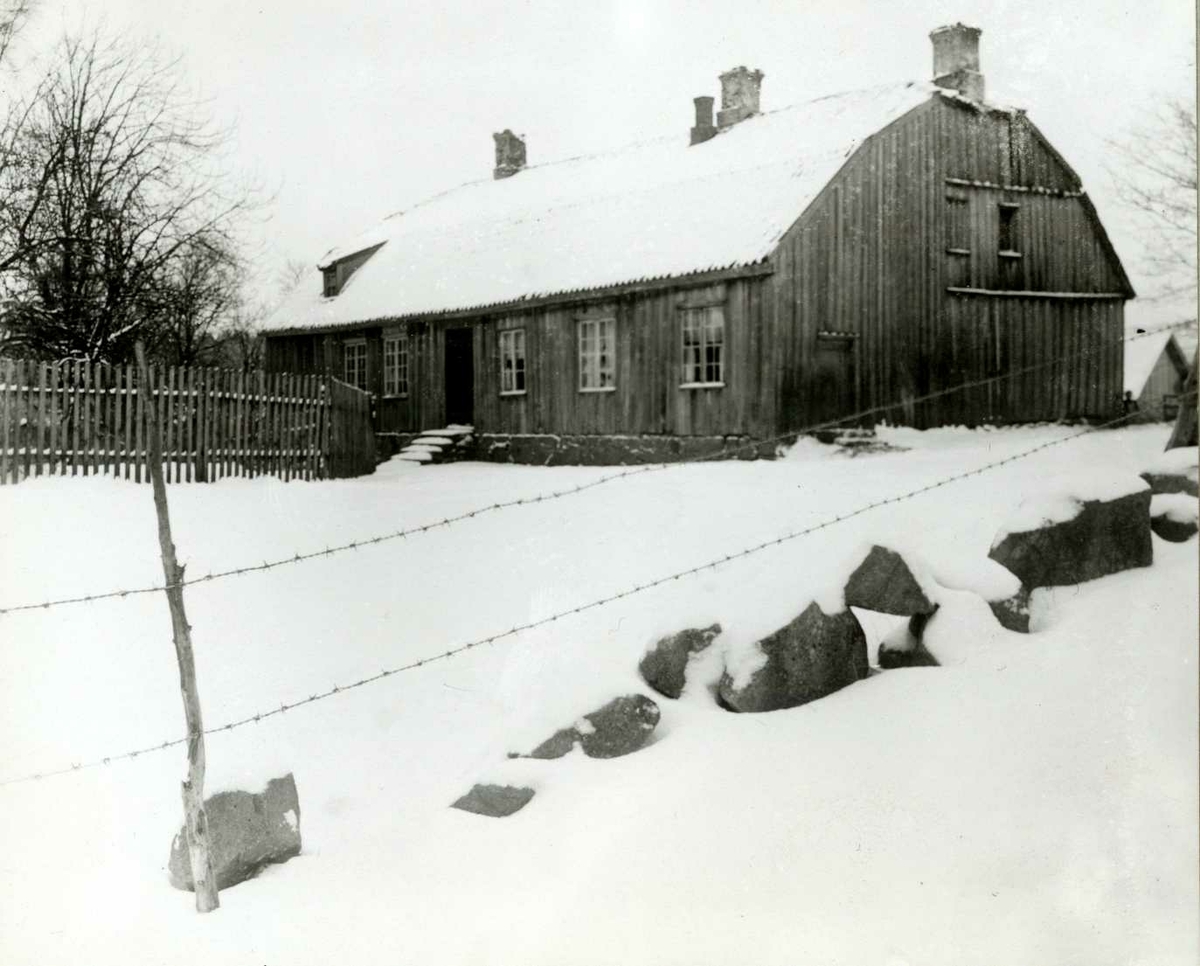 Herrebøe fajansefabrikk, Idd, Halden, Østfold. Trehus med snø.