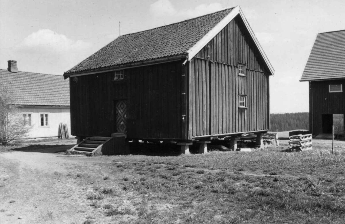 Sørum, Akershus 1948. Gårdstun med bu, våningshus og låve.