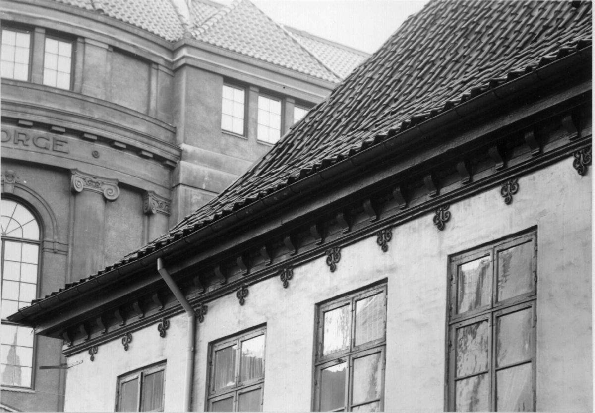 Collett-Cappelengården, Kirkegata 15, Oslo. Bygget i slutten av 1600-tallet og kjøpt av kommerceråd James Collett i 1703. Nå på Norsk Folkemuseum. Tak og vinduer.