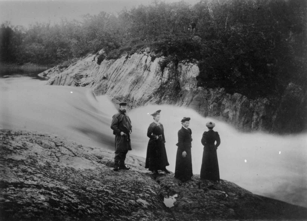Dr. Andreas B. Wessel i kofte sammen med tre kvinner, Harefoss, Pasvikdalen, Sør-Varanger, Finnmark, 1890-årene.