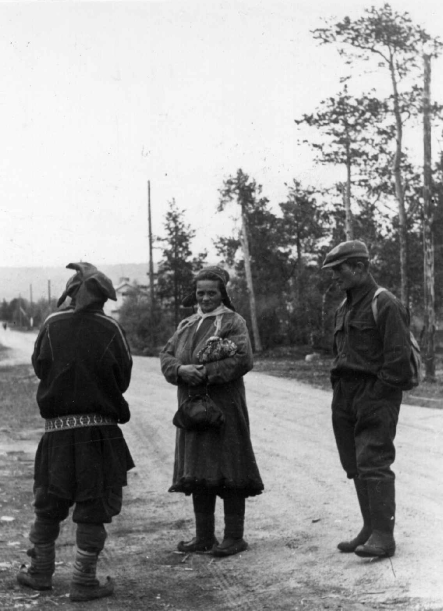 Tre personer på en vei i Karigasniemi, 1948.