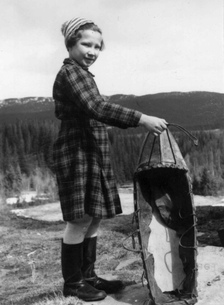 Annie Barrock holder en komse. Stordalen 1953.