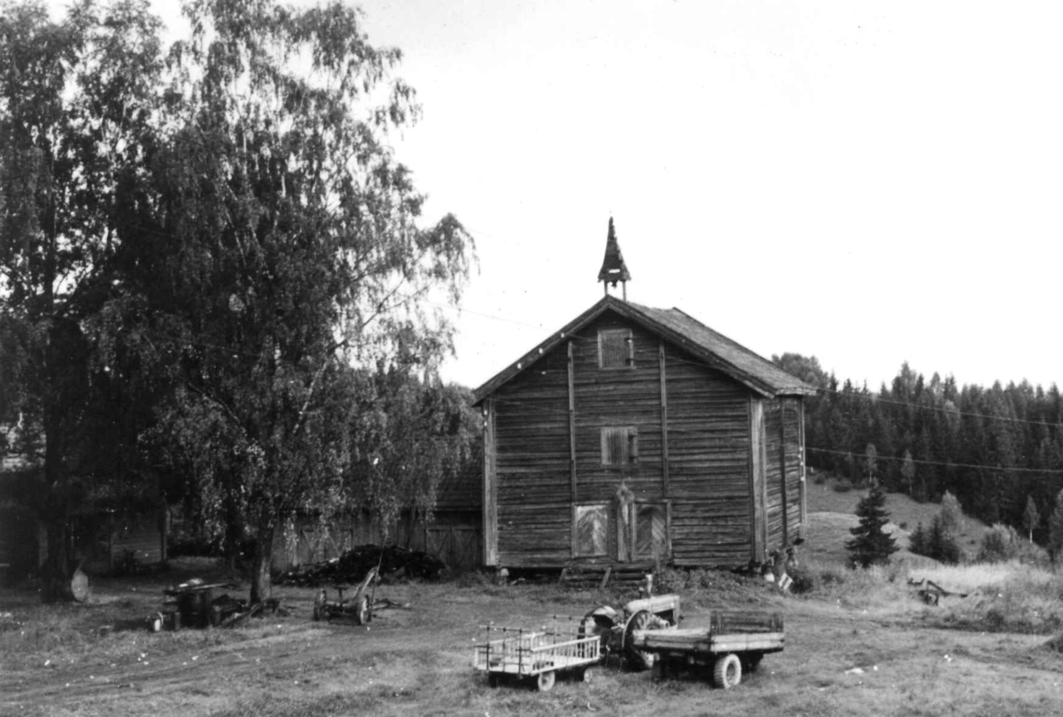 Berg, Nes, Akershus. Uthus rundt tunet, traktor og kjerrer. Storgårdsundersøkelser ved Engelstad 1953.
