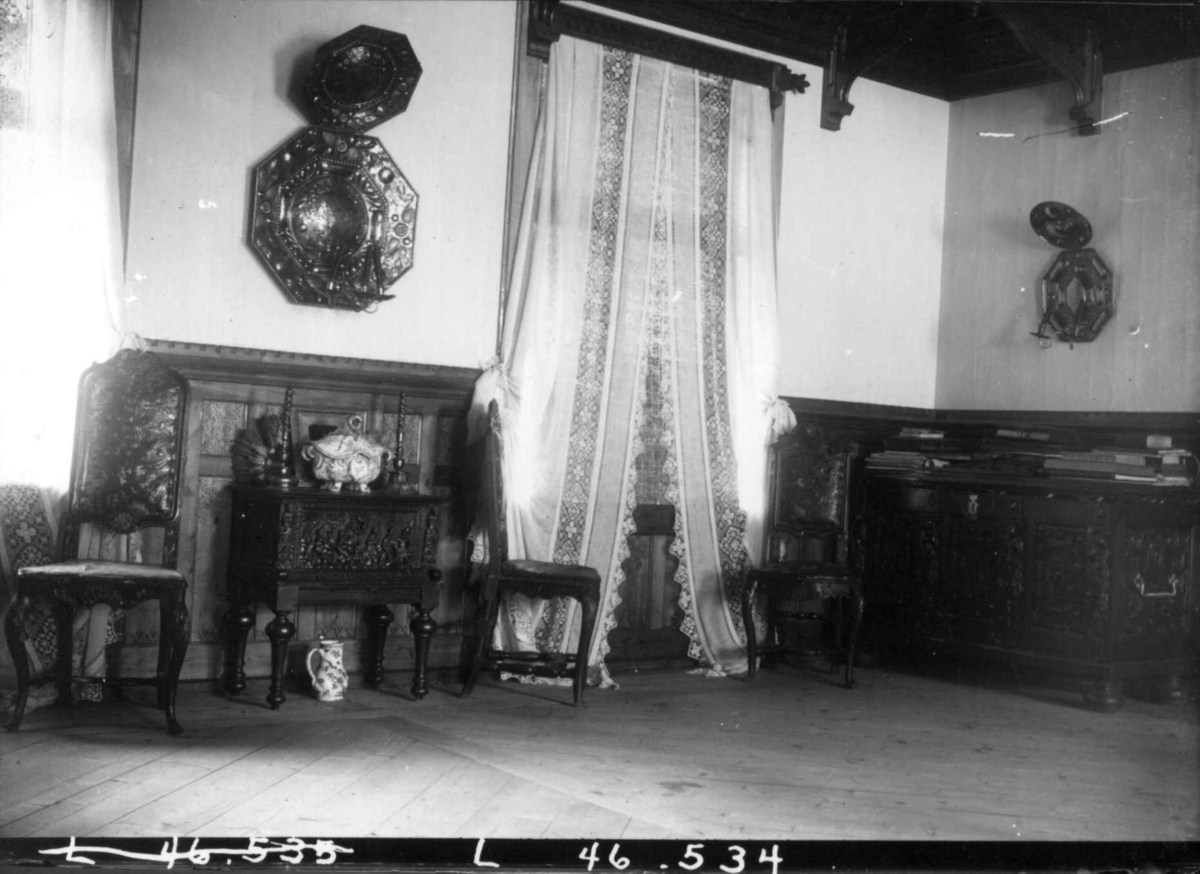 Interiør, Dal gård, Ullensaker. Salen med møbler, gardiner og lysskjold.
Fra serie fotografert av kammerherre Fredrik Emil Faye (1844-1903), gårdens eier.