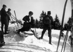 Frognerseteren, Oslo. 1908-10. Vintermotiv. Skiløpere.
Foto 