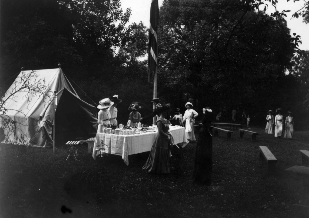 Hovedøya, Oslo. 1908-1910. Sommermotiv. Fest. Festkledde kvinner. Dekket bord. Flagg. 