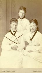 Portrett. Tre yngre kvinner i fotoatelier i Oslo. Visittkort