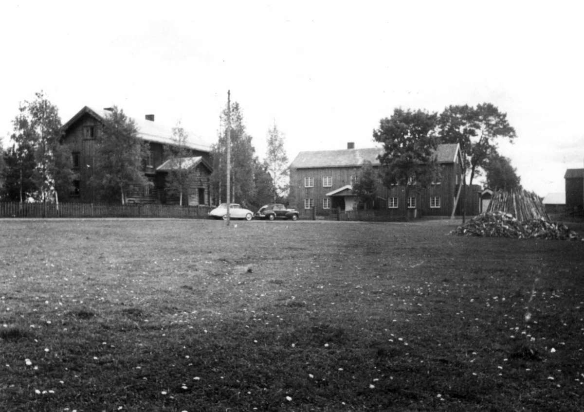 Farmen, Vang, Hamar, Hedmark. Tunet med den gamle og den nyere hovedbygning, henholdsvis 1700 og 1782. 
Fra dr. Eivind S. Engelstads storgårdsundersøkelser 1955.