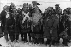 Kautokeinobryllup påsken 1957. Brudepar med brudefølge.