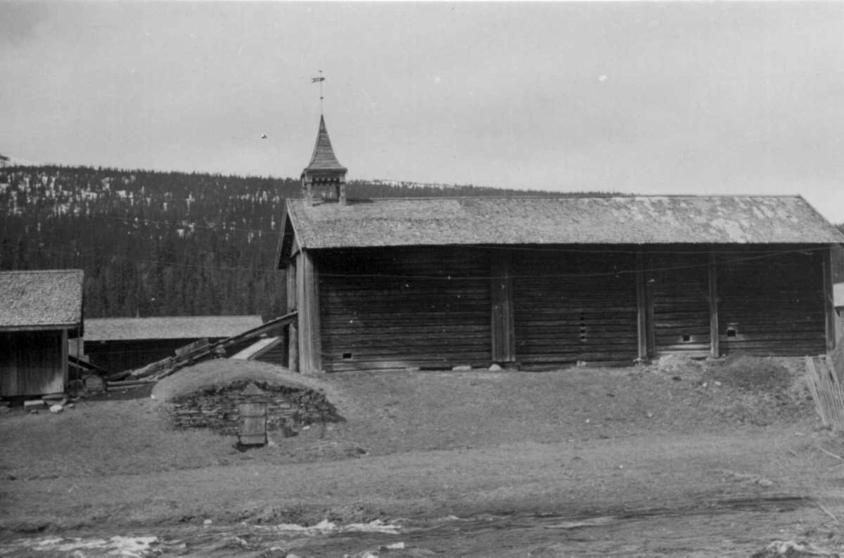 Skåret, Trysil, Hedmark mai 1950. Låve med tårn. Jordkjeller.