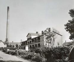 Arbeiderminner fra Kotka, Finnland. Stor trebygning  og høy 