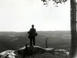 Finnskogen, Åsnes, Hedmark ca. 1957. Mann står på topp med u