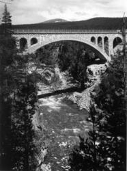 Raumabanen, Jora bro ved Dombås, Dovre,Oppland. 1935. Elv. S