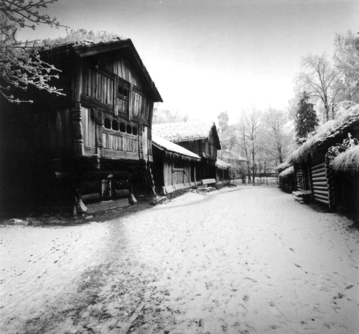 Setesdalstunet på Norsk folkemuseum. Fotografert vinteren 1965, med vidvinkelobjektiv.
