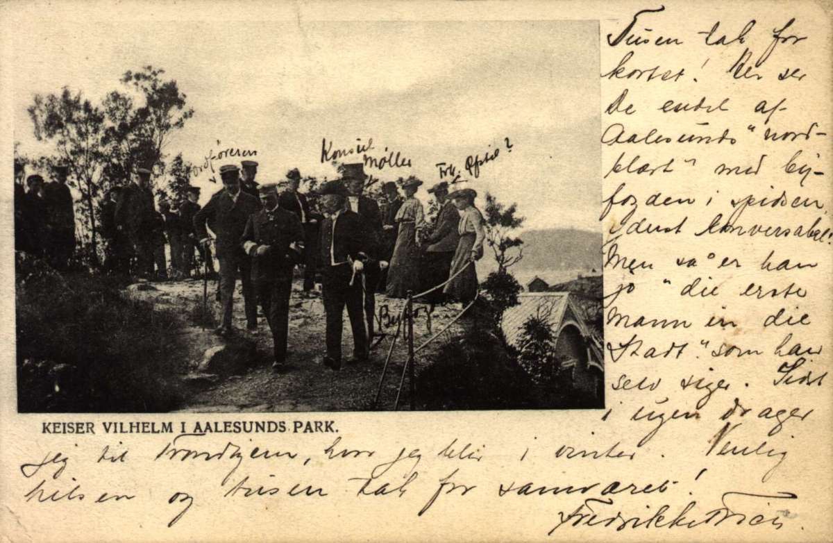 Postkort. Mennesker står rundt keiser Wilhelm på besøk i Ålesund park. Stemplet 22.08.1904.