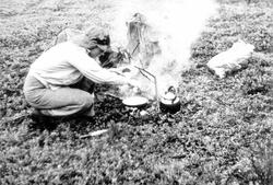 Kvinne med ryggsekk på tur i området mellom Fossli og Simada