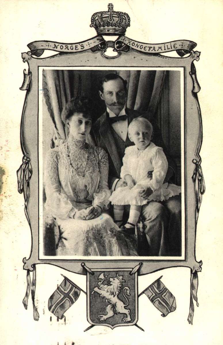 Postkort. Fotografisk motiv. Kong Haakon, Dronning Maud og Kronprins Olav. Stemplet Kristiania Stemplet 15.02.1906.