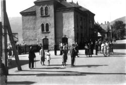 Voss jernbanestasjon 1939. Foran stasjonsbygningen. Passasje