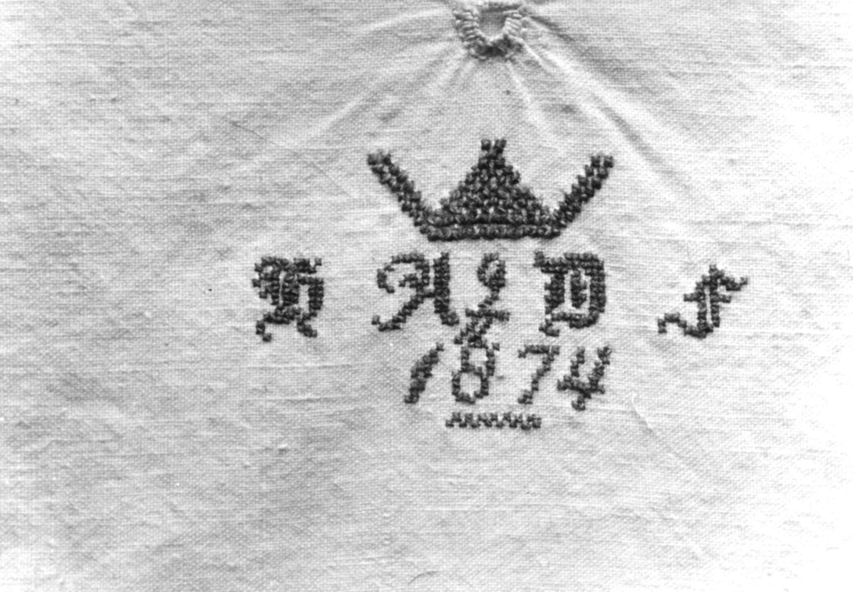 Brodert monogram fra 1874. Brekken eller Røros, Sør-Trøndelag 1938.