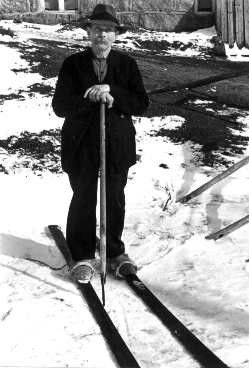 Mann med ski poserer foran kamera. Fjotland, Kvinesdal, Vest-Agder 1938-39.